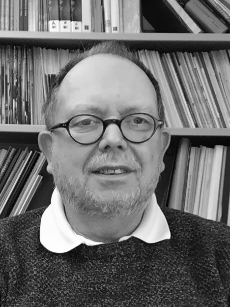 Portrait Professor Nauck vor Bücherschrank