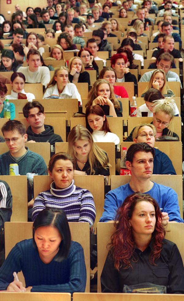 Symbolbild: Studenten sitzen in Vorlesungssaal