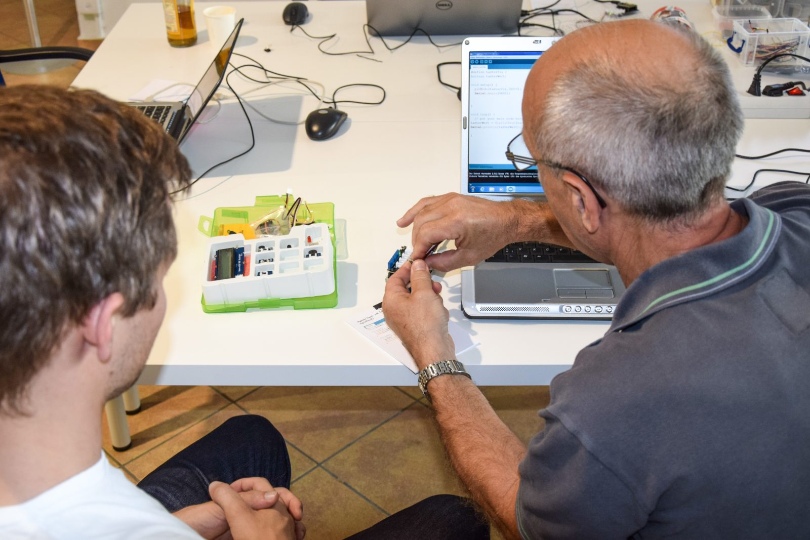 Jung und Alt meistern gemeinsam den Arduino-Kurs.