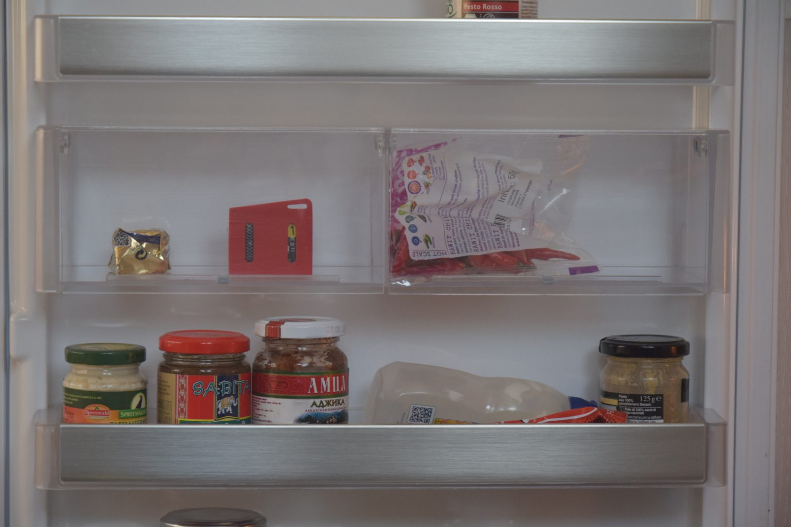 Sensorprobe on fridge interior to monitor temperature and opening/closing of the fridge door.