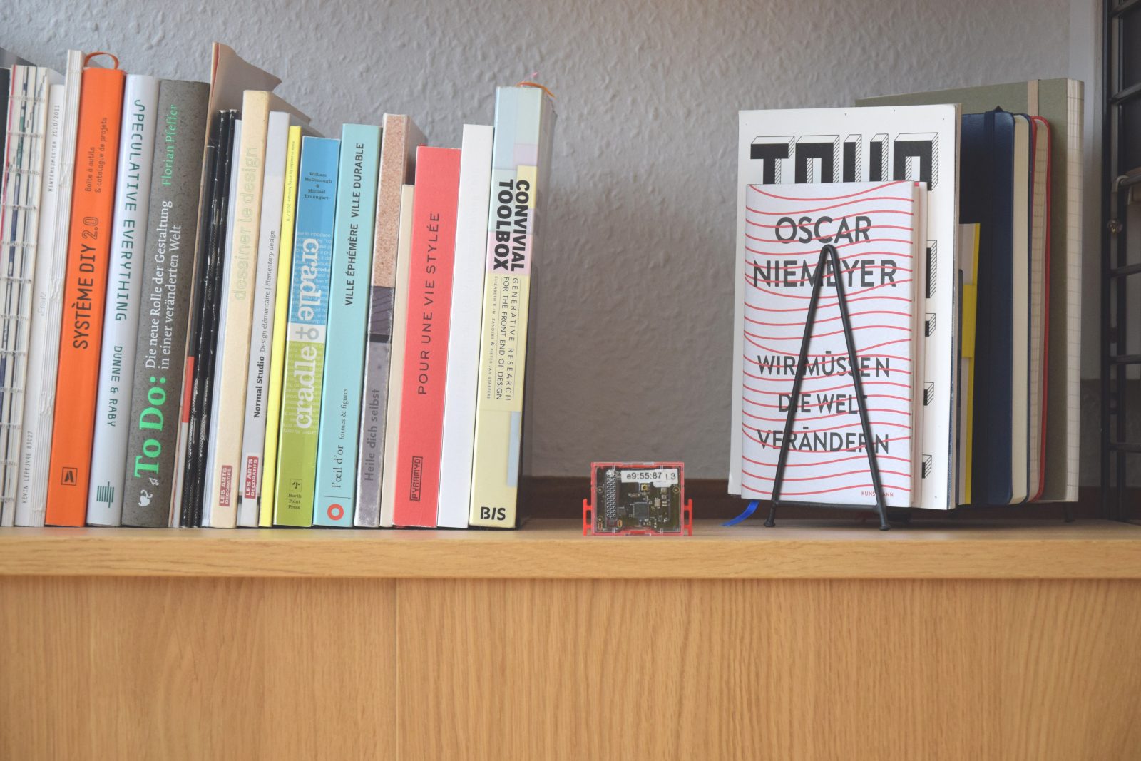 Sensorprobe in living room tracking temperature