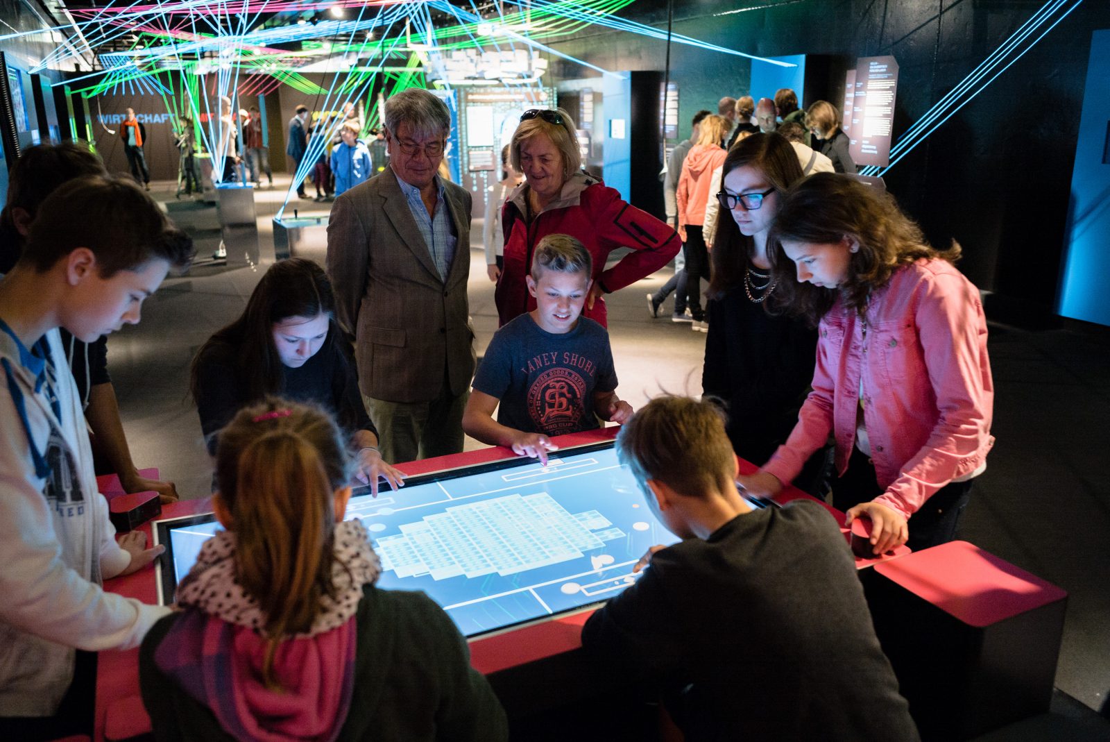 Viele Besucher scharen sich um unseren TableTop auf der MS Wissenschaft. Foto: Ilja Hendel/Wissenschaft im Dialog