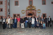 Gruppenfoto der Teilnehmer vor Schloss