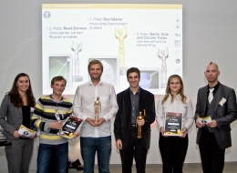 Die glücklichen Gewinner des Mensch-Maschine-Preises 2010 (v.l.n.r. René Zimmer, Dan Gläser, Martin Götz und Claudia Triebe) und die Moderatoren der Preisverleihung (links außen Katharina Pöschel, rechts außen Jens Mühlstedt)
