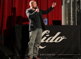 Michael Wächter bei seinem Slam auf der Bühne des Lido in Berlin