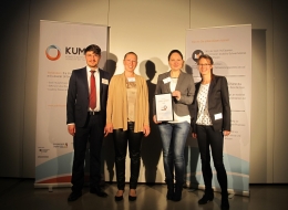 Dr. Nina Bär und Dr. Frank Dittrich übergeben das Zertifikat an die DELTA BARTH Systemhaus GmbH