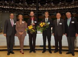 Der Preisträger Dr. Jens Mühlstedt (3.v.l.), seine Doktormutter Prof. Dr. Birgit Spanner-Ulmer (2.v.l.) sowie weiterer Preisträger und Repräsentanten des Dresdner Gesprächskreises