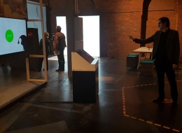 Thomas Seeling testet das Exponat der Professur vor der Ausstellungseröffnung
