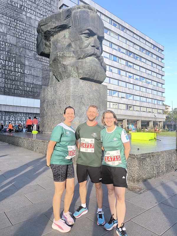 Juliane Schuldt, Marco Weißgerber und Anna Sorgatz vor dem Marx-Kopf  kurz vor dem Start zum Firmenlauf 2025 in Chemnitz