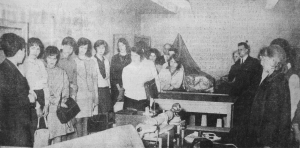 Schülerinnen im Messraum