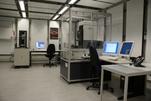 Blick in Messraum mit Formmessgeräten