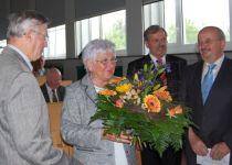 Prof. Trumpold wird gratuliert vom Rektor und dem Dekan der Fakult&auml;t Maschinenbau
