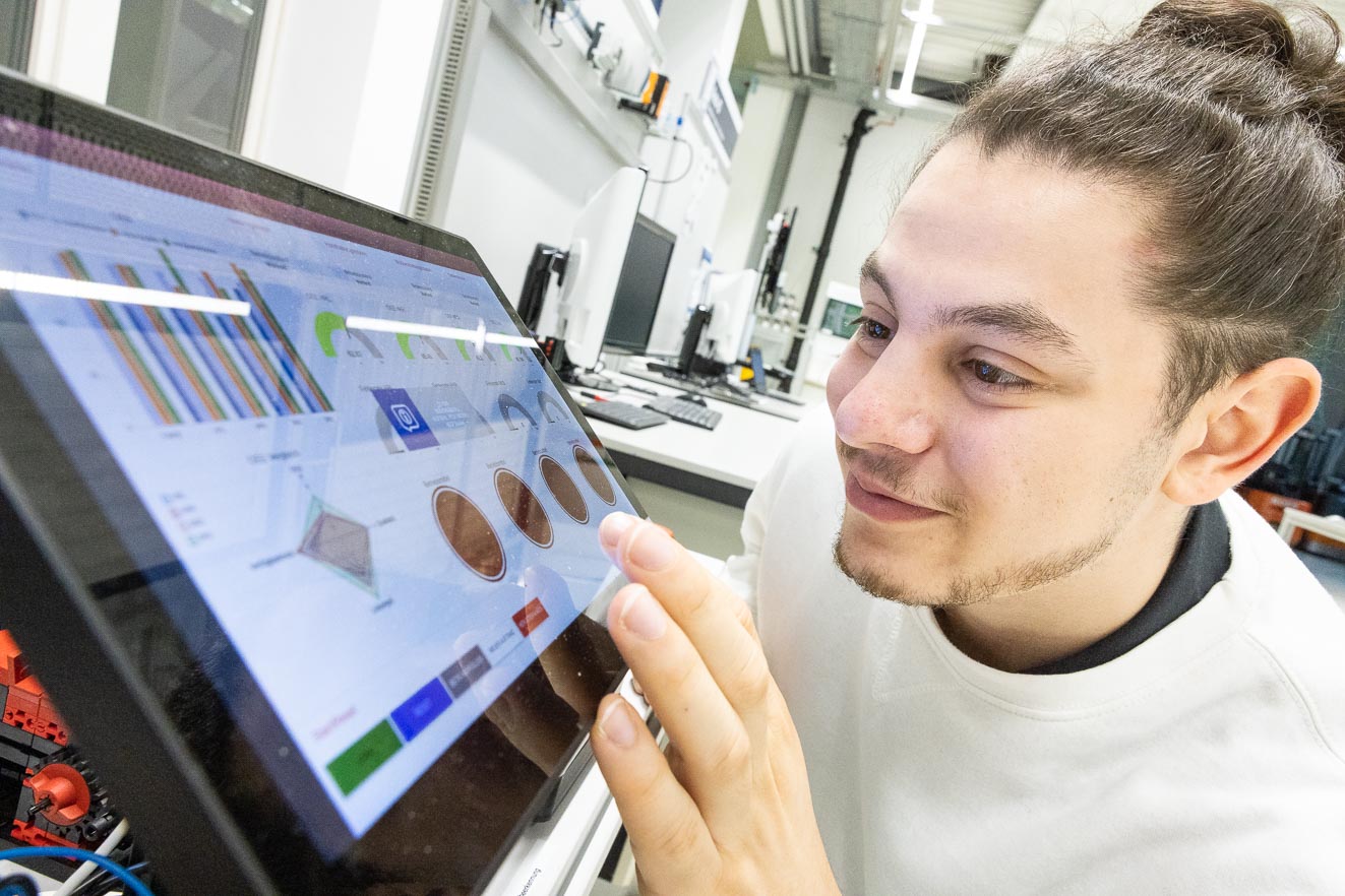 Studenten probieren Erlerntes in der Experimentier- und Digitalfabrik der TU Chemnitz aus