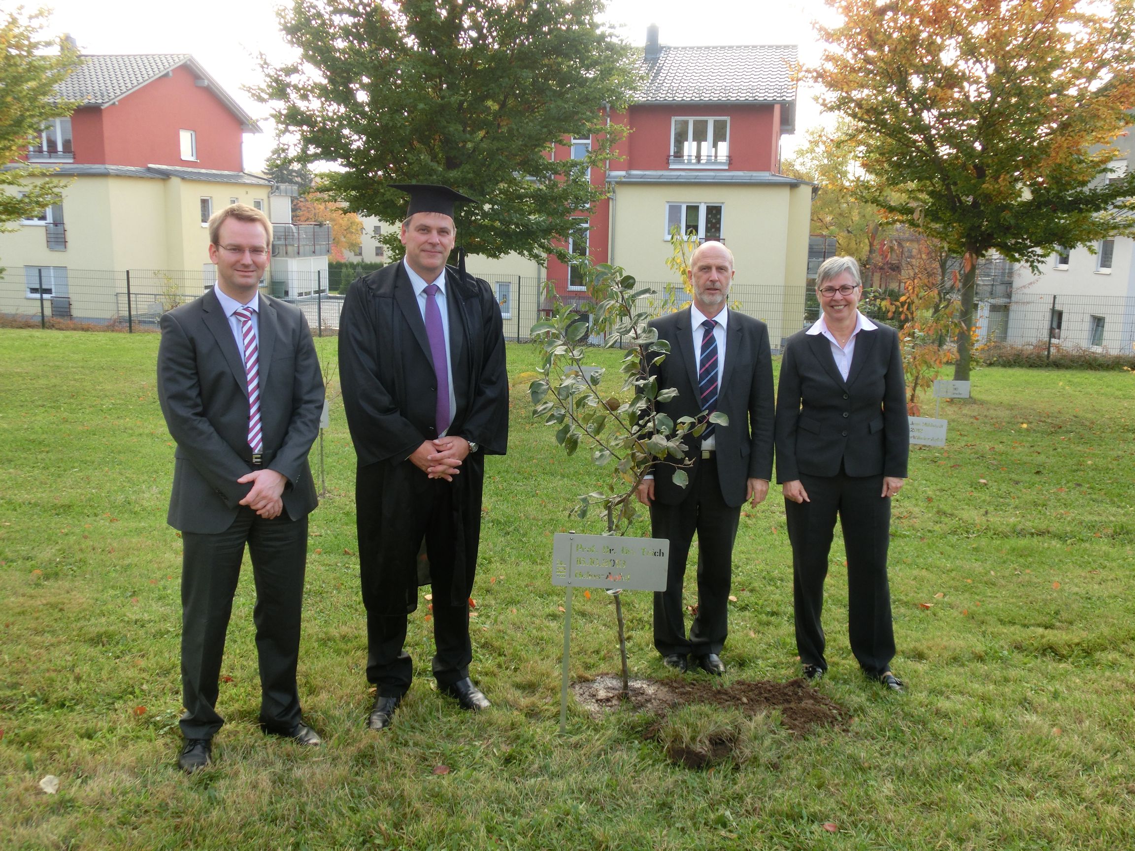 Doktorand mit Mitgliedern der Promotionskommission