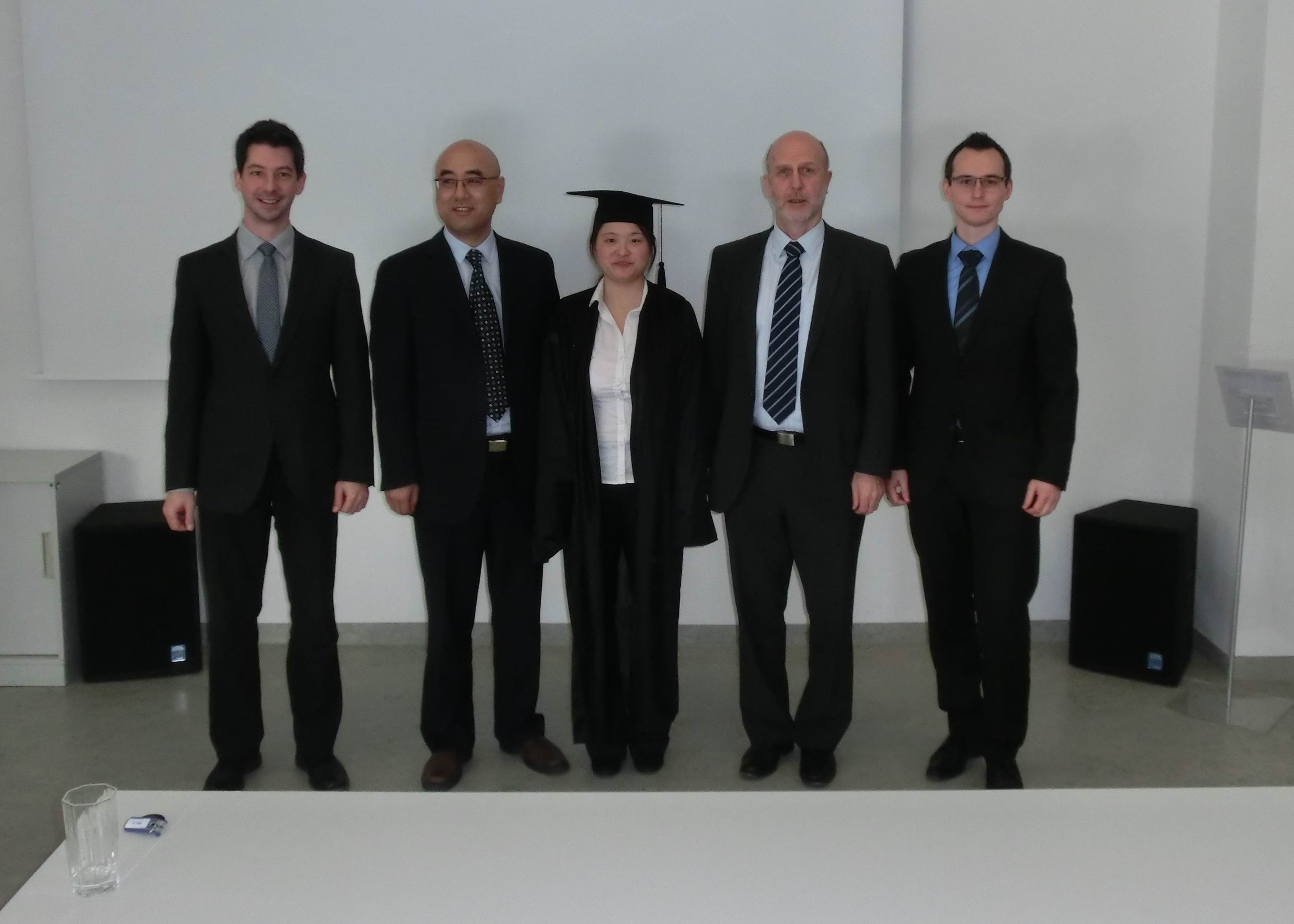 Doktorandin mit Mitgliedern der Promotionskommission