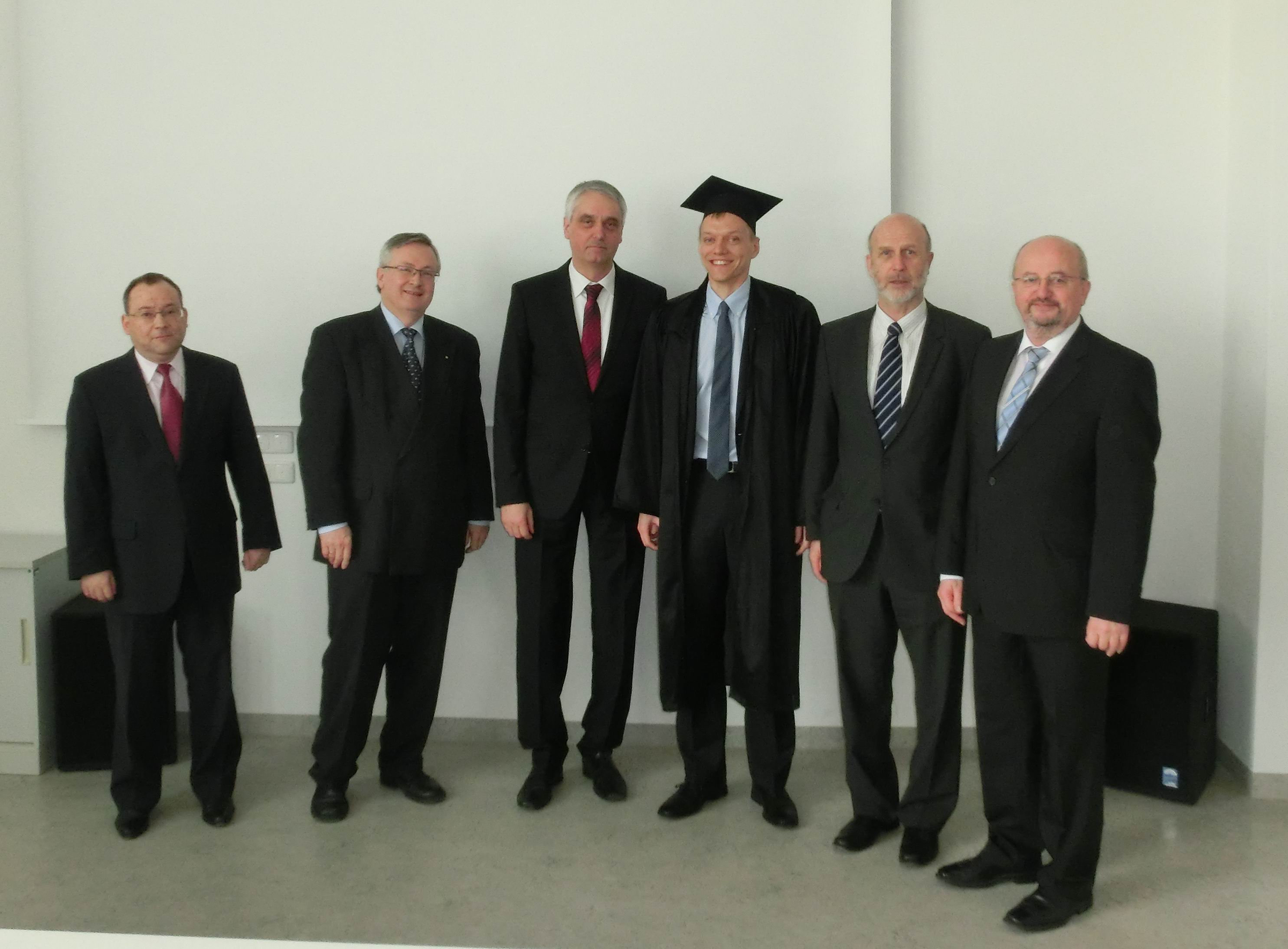 Doktorand mit Mitgliedern der Promotionskommission