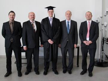 Doktorand mit Mitgliedern der Promotionskommission
