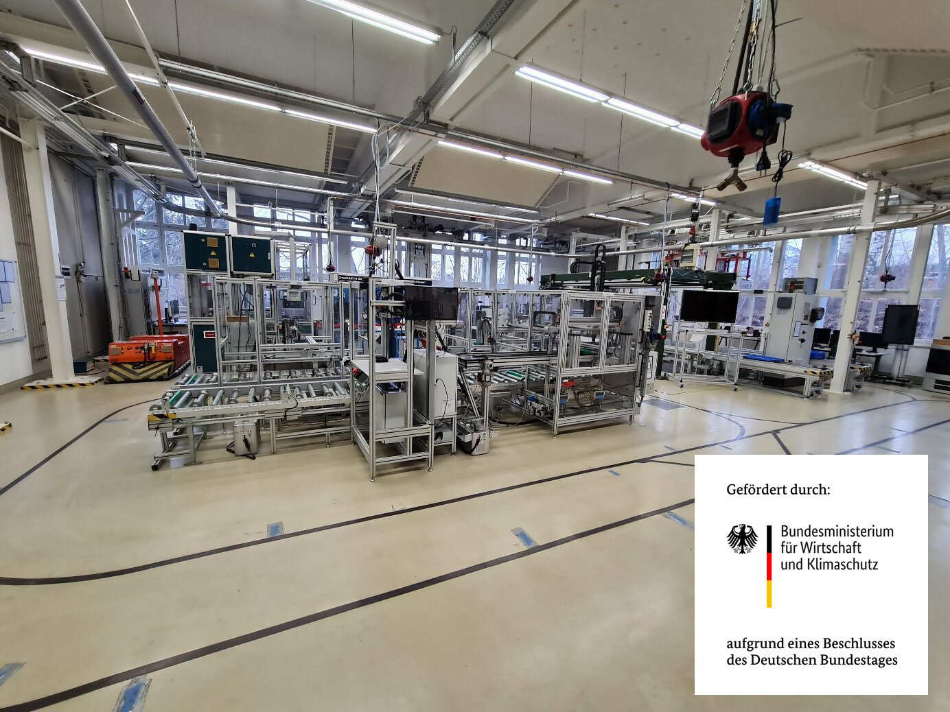 Blick in die Experimentier- und Digitalfabrik der TU Chemnitz: Hier soll im Rahmen des Projektes „KaDoTE“ die Demonstrator-Anlage zur automatisierten Demontage und zum Recycling von Traktionsbatterien entstehen. Foto: Professur Fabrikplanung und Intralogistik