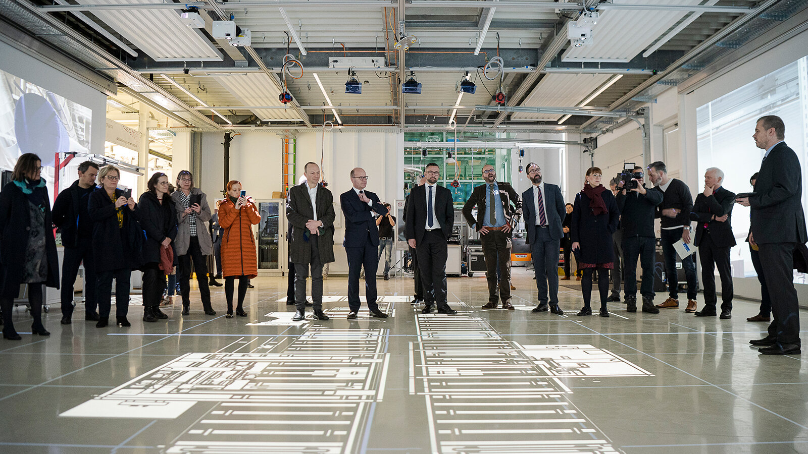 In der Experimentier- und Digitalfabrik der TU Chemnitz werden innovative Konzepte und Technologien der Digitalisierung erforscht. Die Mitglieder der Saechsischen Staatsregierung zeigten sich davon sehr beeindruckt. Foto: Pawel Sosnowski