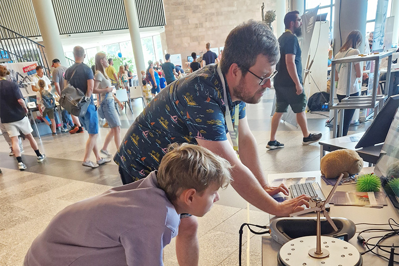 Beim Mitmach-Festival makers united konnten Kinder am Stand der Professur Fabrikplanung und Intralogistik Technik erleben und 3D-Druck sowie 3D-Scan selbst ausprobieren.