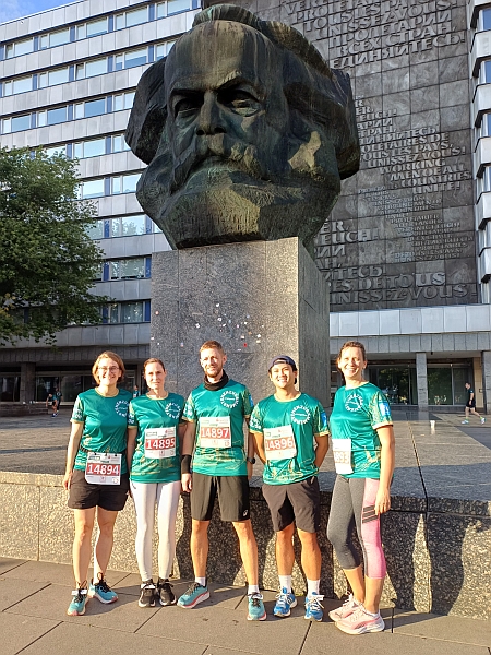 Mitarbeiterinnen und Mitarbeiter der Professur Fertigungsmesstechnik vor dem Chemnitzer Firmenlauf 2026