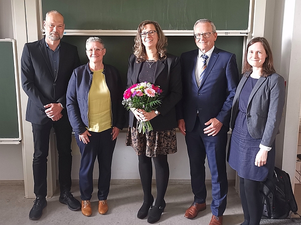 Doctoral committee and Juliane Schuldt after the successful defense of the dissertation