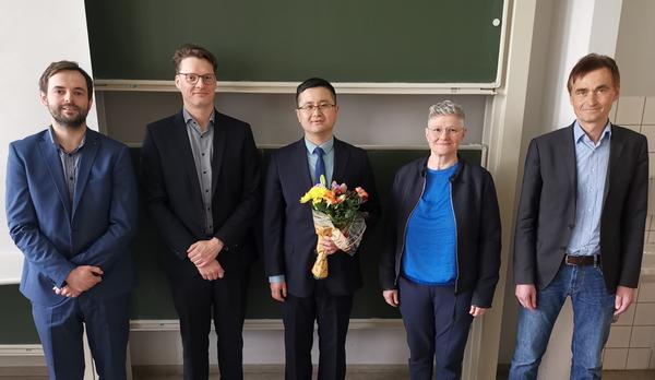 Promotionskommission und Zhen Li nach der erfolgreichen Verteidigung der Dissertation