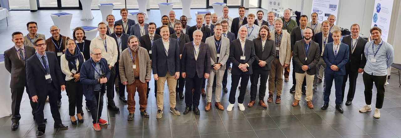 Gruppenfoto mit 41 Männern und einer Frauen