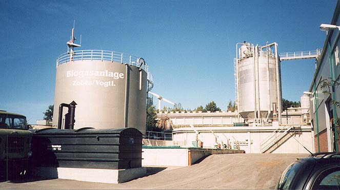 vorn: Biofilter, dahinter Gasspeicher, Bildmitte: Hydrolysebecken,