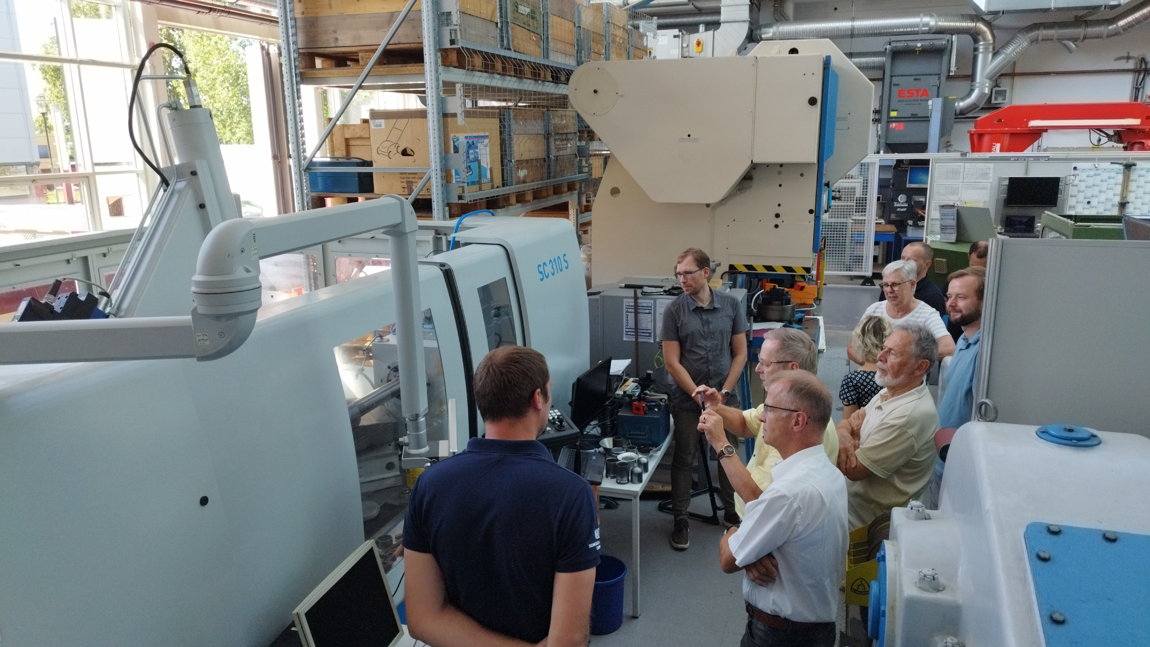 Gruppe von Menschen mit gelben Helmen