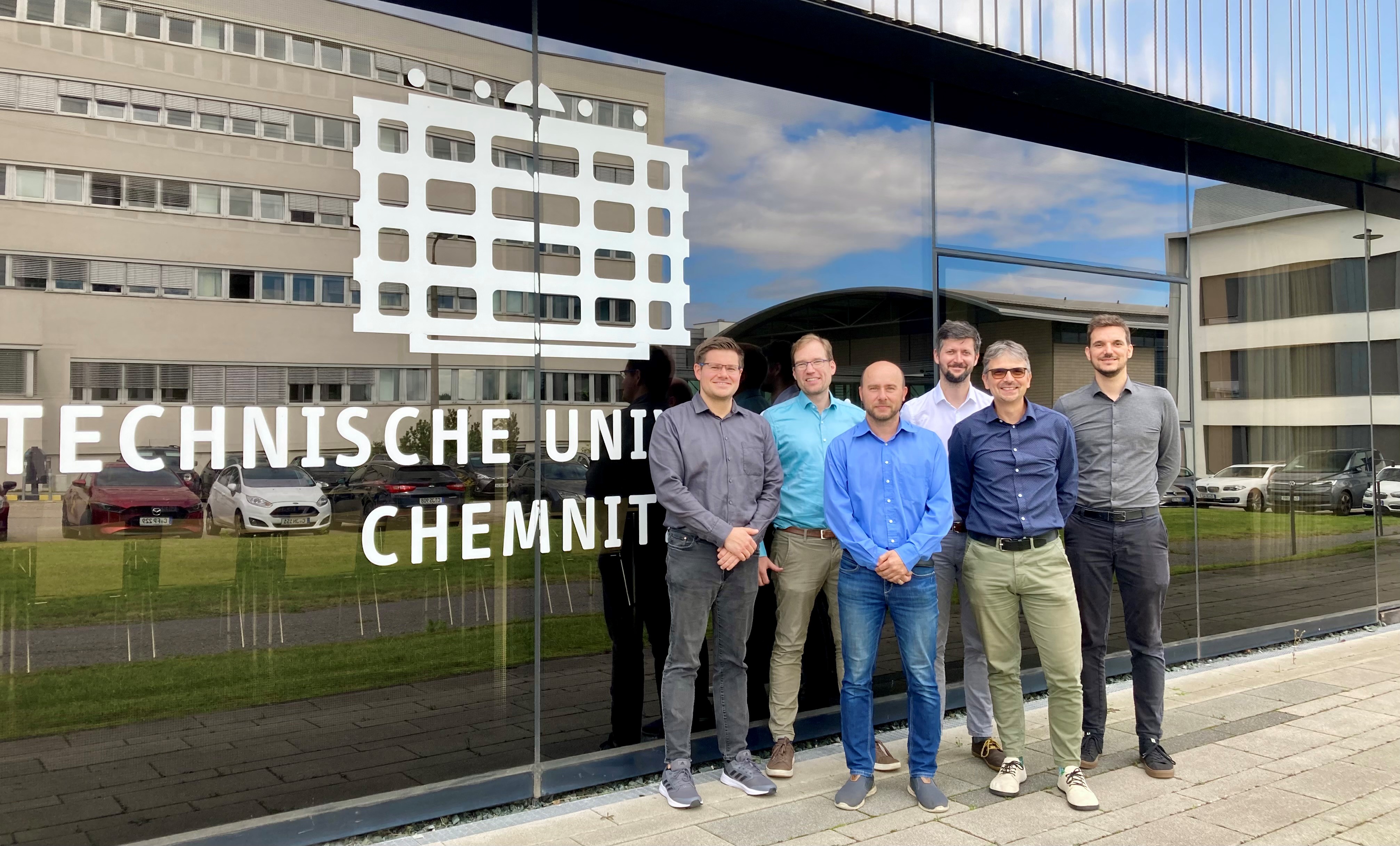 Teilnehmer vor dem Gebäude M der TUC