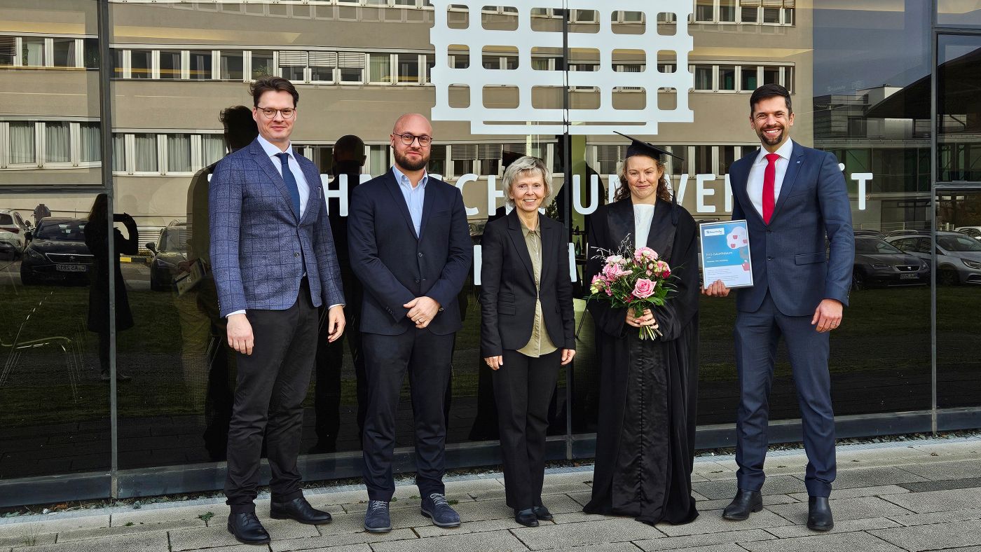 Prof. Jonas Hensel, Prof. Sebastian Härtel, Prof. Verena Kräusel und Prof. Martin Dix gratulieren Promovendin Nadine Lehnert nach der Verteidigung