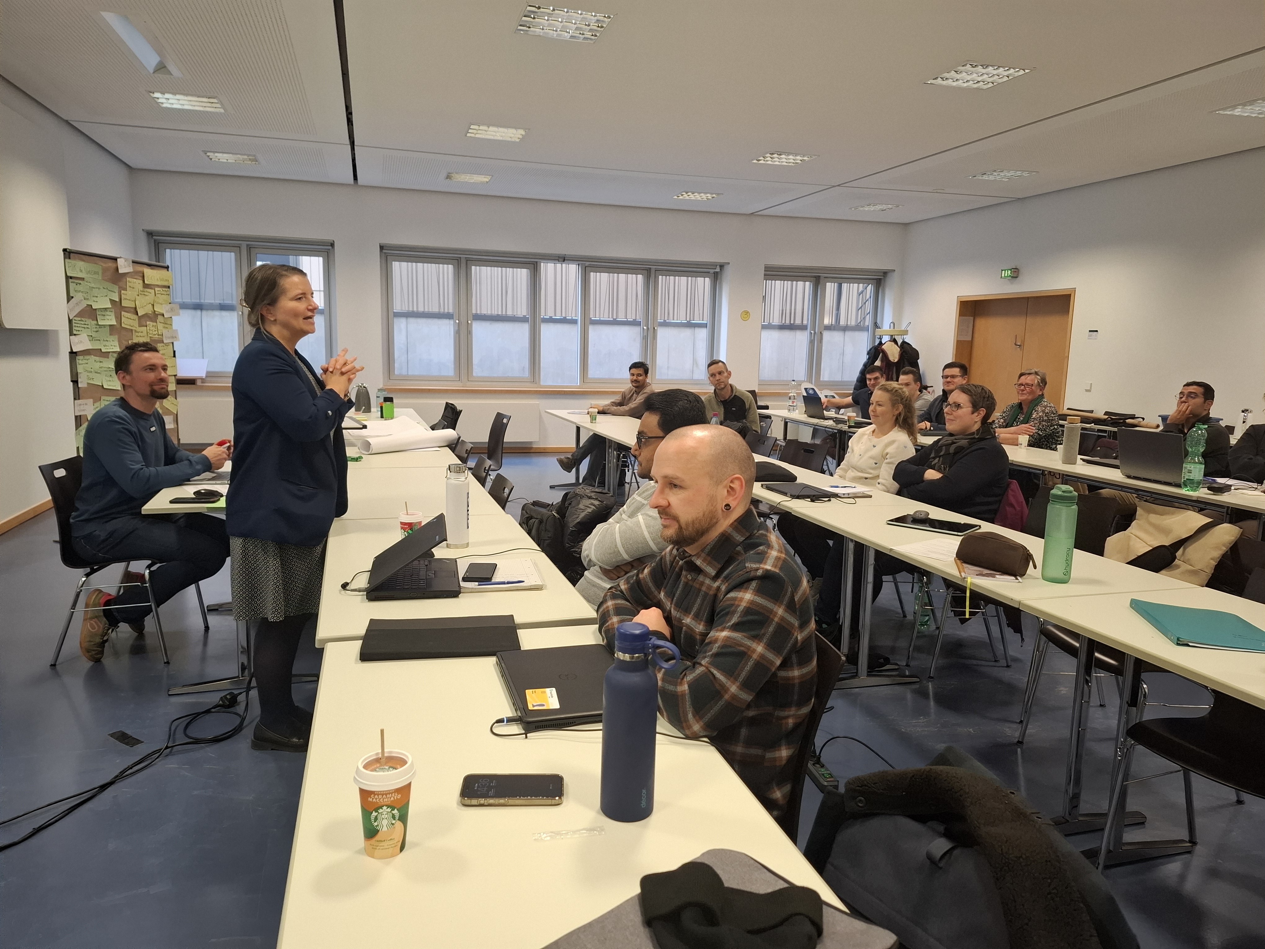 Ulrike Rada und Stefan Müller moderieren die Plenumsdiskussion zum Thema Lehre
