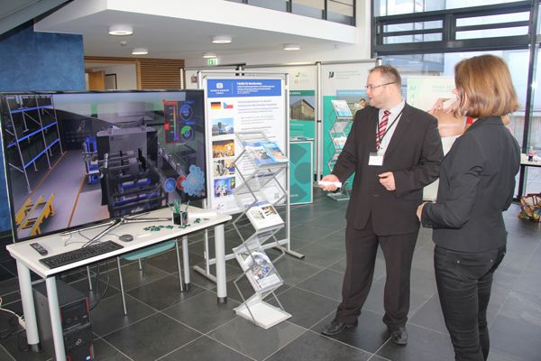 Professur-Mitarbeiter Marco Witt zeigte den Besuchern des Fachkräftesymposiums, welche Möglichkeiten die virtuellen Techniken in der Maschinenbau-Ausbildung bieten. Foto: Lars Georgi, VEMASinnovativ