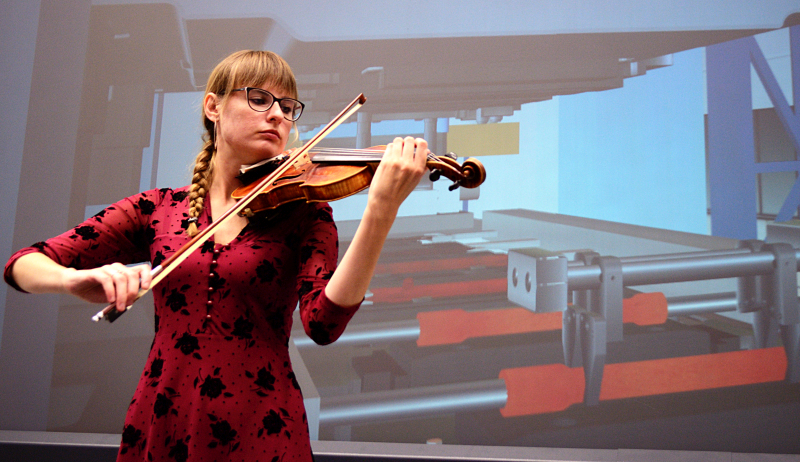 Die studierte Violinistin Karolina Najechalska probt für ihren Auftritt „Virtual Reality meets Classic“, der am 14. Oktober im Rahmen der Jubiläumsfeier der Professur für Werkzeugmaschinen und Umformtechnik zu den Programmhighlights gehören wird. Foto: Rico Stöckmann/TU Chemnitz