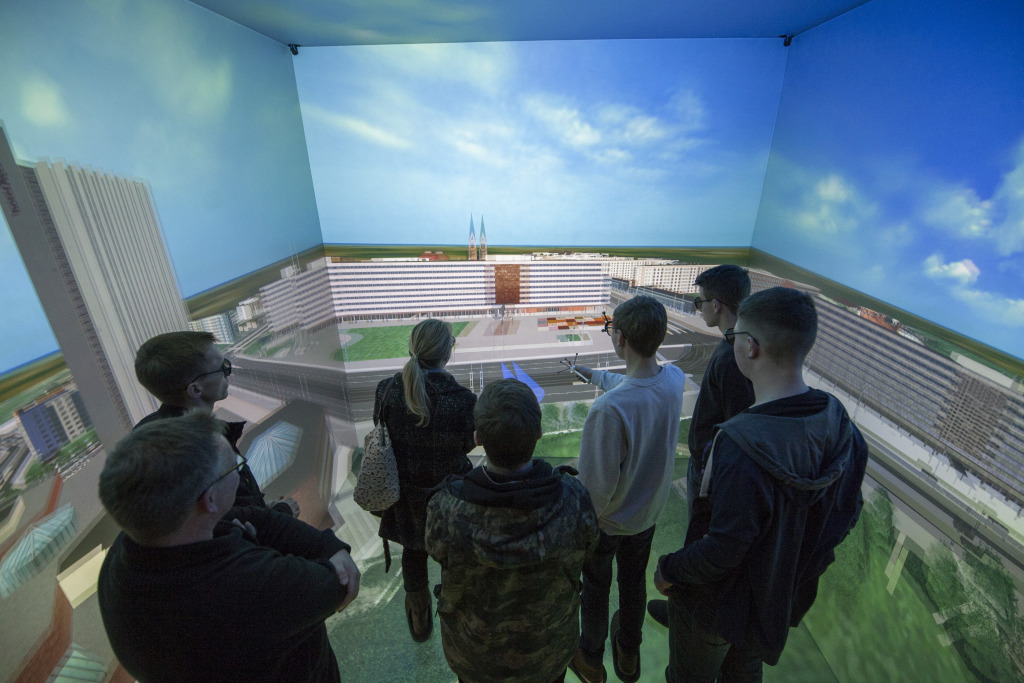 In der 5-Seiten-Cave des Virtual Reality Center Production Engineering konnten die Jugendlichen selbst durch das virtuelle Chemnitzer Stadtmodell navigieren. Foto: TU Chemnitz/Jacob Müller