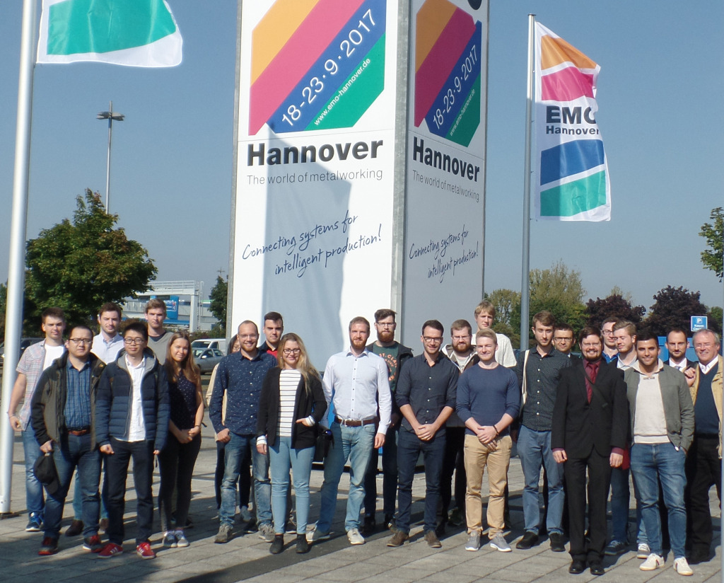 Die Exkursionsteilnehmer vor den Toren der EMO-Fachmesse in Hannover Bild: TU Chemnitz/Andreas Otto