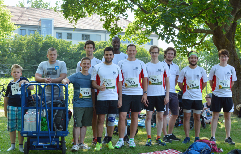 Die IWP-Mannschaft vor dem Start des diesjährigen Spendenlaufs „Laufend gegen Krebs“ auf dem Sportplatz am Thüringer Weg. Foto: TU Chemnitz/Katja Klöden