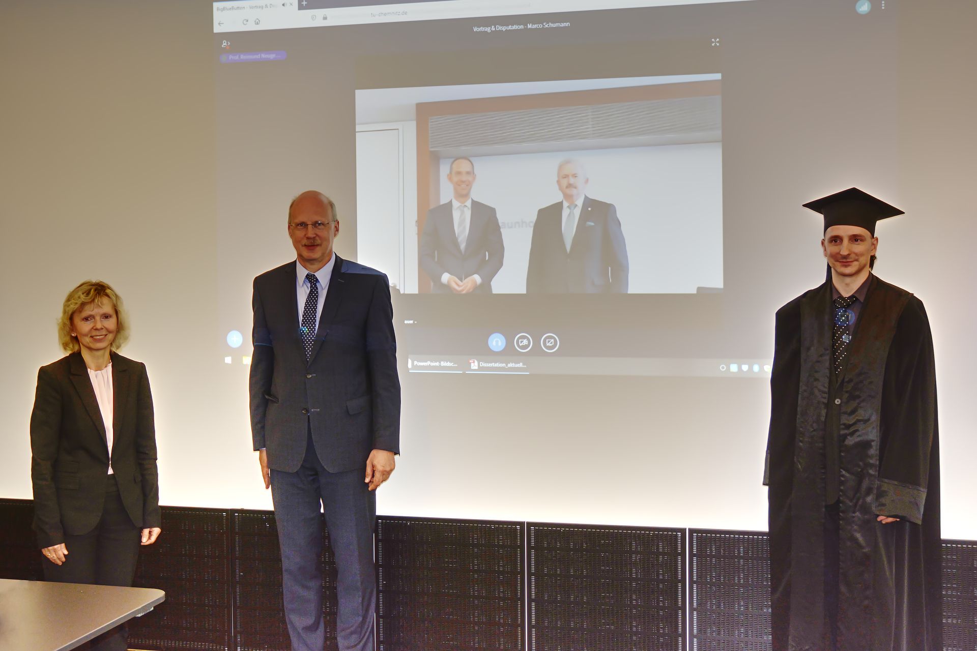 Marco Schumann (rechts) am Tag seiner Promotionsverteidigung im coronabedingten hybriden Verfahren, an dem Prof. Neugebauer und Prof. Ihlenfeldt per Videokonferenz teilnahmen. Foto: Fraunhofer IWU