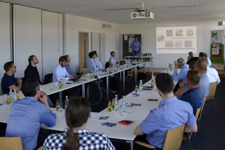 Zu Beginn des Workshops gab Dr. Matthias Rehm, Netzwerkmanager des META-Netzwerks, eine Einordnung der Robotik im Kontext der Produktionstechnik. Foto: TU Chemnitz/Armin Schleinitz
