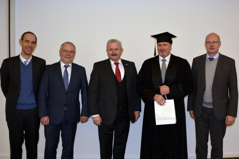 Promovend Thomas Koch mit seinem Doktorvater Prof. Reimund Neugebauer (Mitte), Zweitgutachter Prof. Welf-Guntram Drossel (rechts), Prof. Andreas Schubert (2.v.l.) und Prof. Steffen Ihlenfeldt (links).