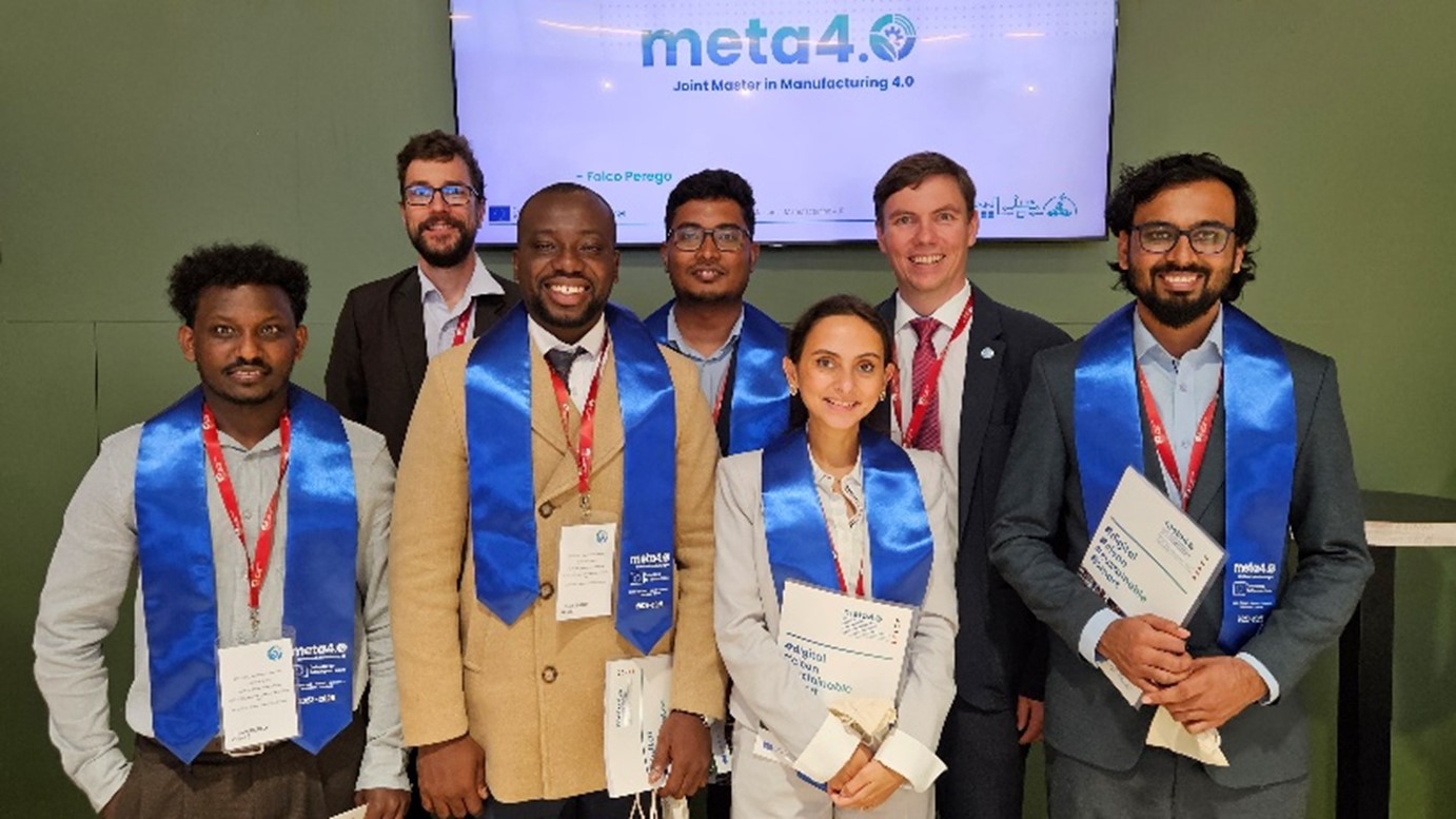 Bildunterschrift: Guta Asrat Duressa, Clinton Ikechukwu, Md Ibthisum Alam, Menatella Gad und Muhammad Junaid Ali (v.l.n.r.) mit ihren beiden Chemnitzer Betreuern Steffen Brier (hinten links) und Dr. Matthias Rehm (hinten rechts) von der Professur Produktionssysteme und -prozesse nach der erfolgreichen Verteidigung ihrer Masterarbeiten. Quelle: TU Chemnitz/Katja Klöden