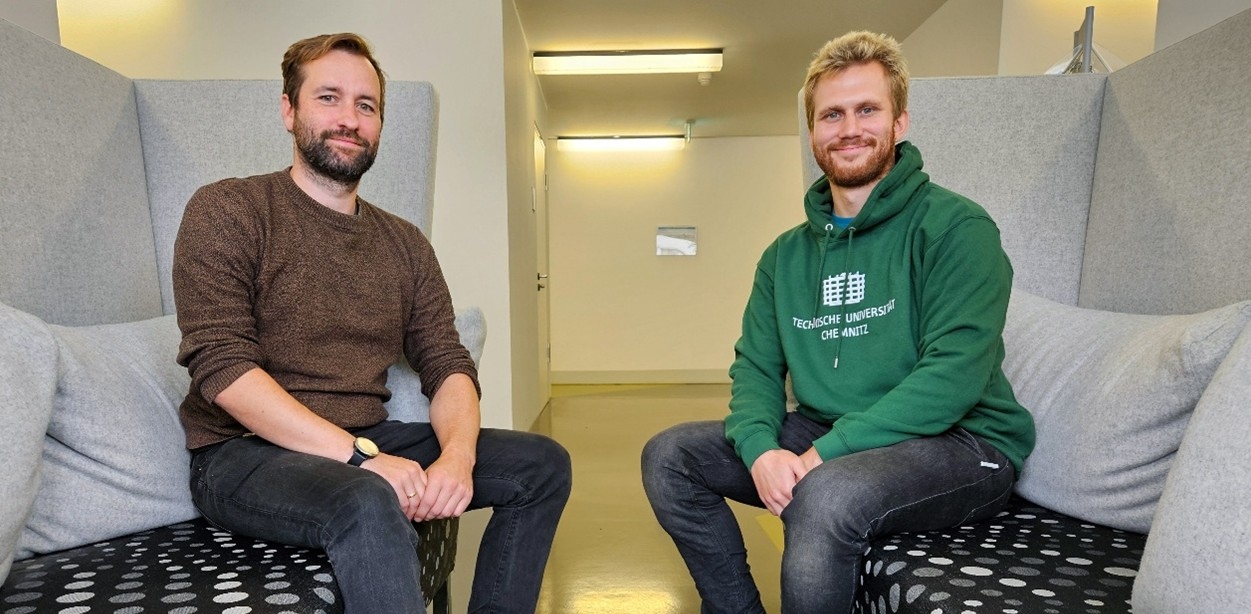 Daniel Klíč  (rechts), tschechischer Gastwissenschaftler an der Professur Produktionssysteme und -prozesse, mit TUC-Mitarbeiter Dr. Florian Morczinek (links), Abteilungsleiter Werkzeugmaschinen und spanende Fertigungstechnologien an der Professur Produktionssysteme und -prozesse.  Quelle: TU Chemnitz/Katja Klöden
