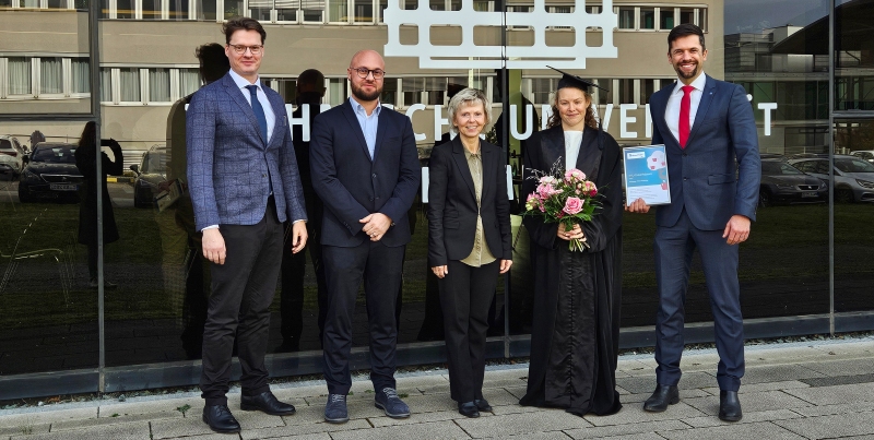 Prof. Jonas Hensel, Prof. Sebastian Härtel, Prof. Verena Kräusel und Prof. Martin Dix (v.l.n.r.) gratulieren Promovendin Nadine Lehnert zur erfolgreichen Verteidigung ihrer Dissertation. Foto: TU Chemnitz/Katja Klöden