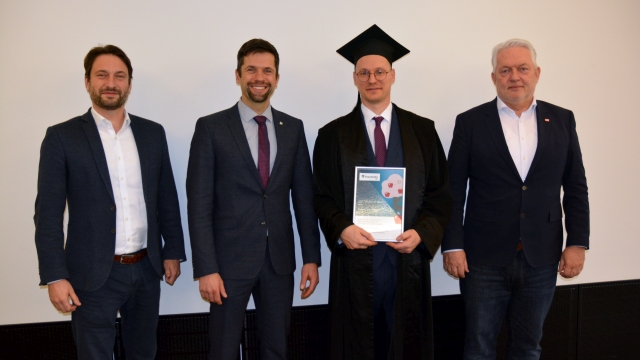 Prof. Alexander Hasse, Prof. Martin Dix, Promovend Chris Schöberlein und Prof. Alexander Verl (v.l.n.r.) nach der erfolgreichen Promotionsverteidigung am 3. Dezember 2025. / Quelle: TU Chemnitz/Katja Klöden