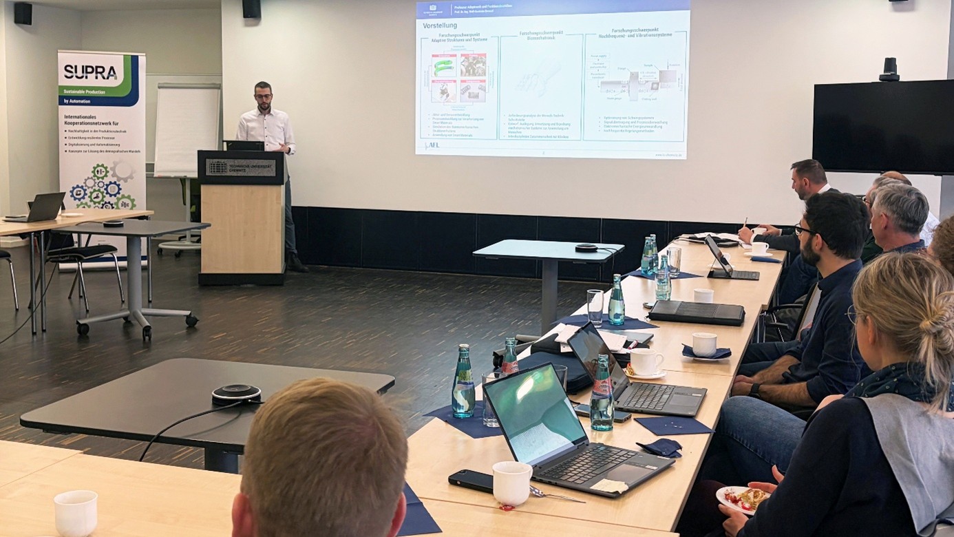 Jonas Maximilian Werner, Wissenschaftlicher Mitarbeiter der Professur Adaptronik und Funktionsleichtbau der TU Chemnitz, stellt beim SUPRA-Workshop Ultraschall-Anwendungen in der Produktion vor. Quelle: TU Chemnitz/Matthias Rehm