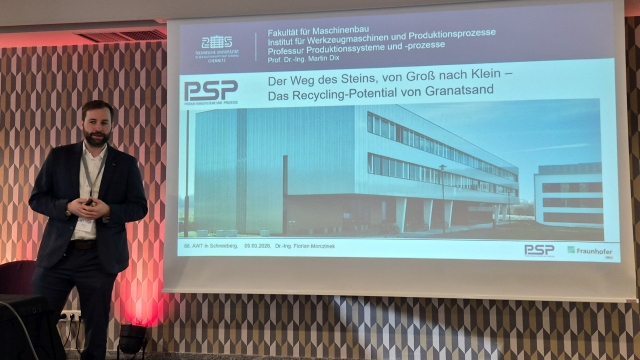 Dr. Florian Morczinek, Wissenschaftler an der Professur Produktionssysteme und -prozesse, erläutert seine Forschungsergebnisse zum Recycling-Potenzial von Granatsand, der beim Wasserstrahlschneiden als Abrasivmittel verwendet wird. Quelle: TU Chemnitz/Nermin Redzic