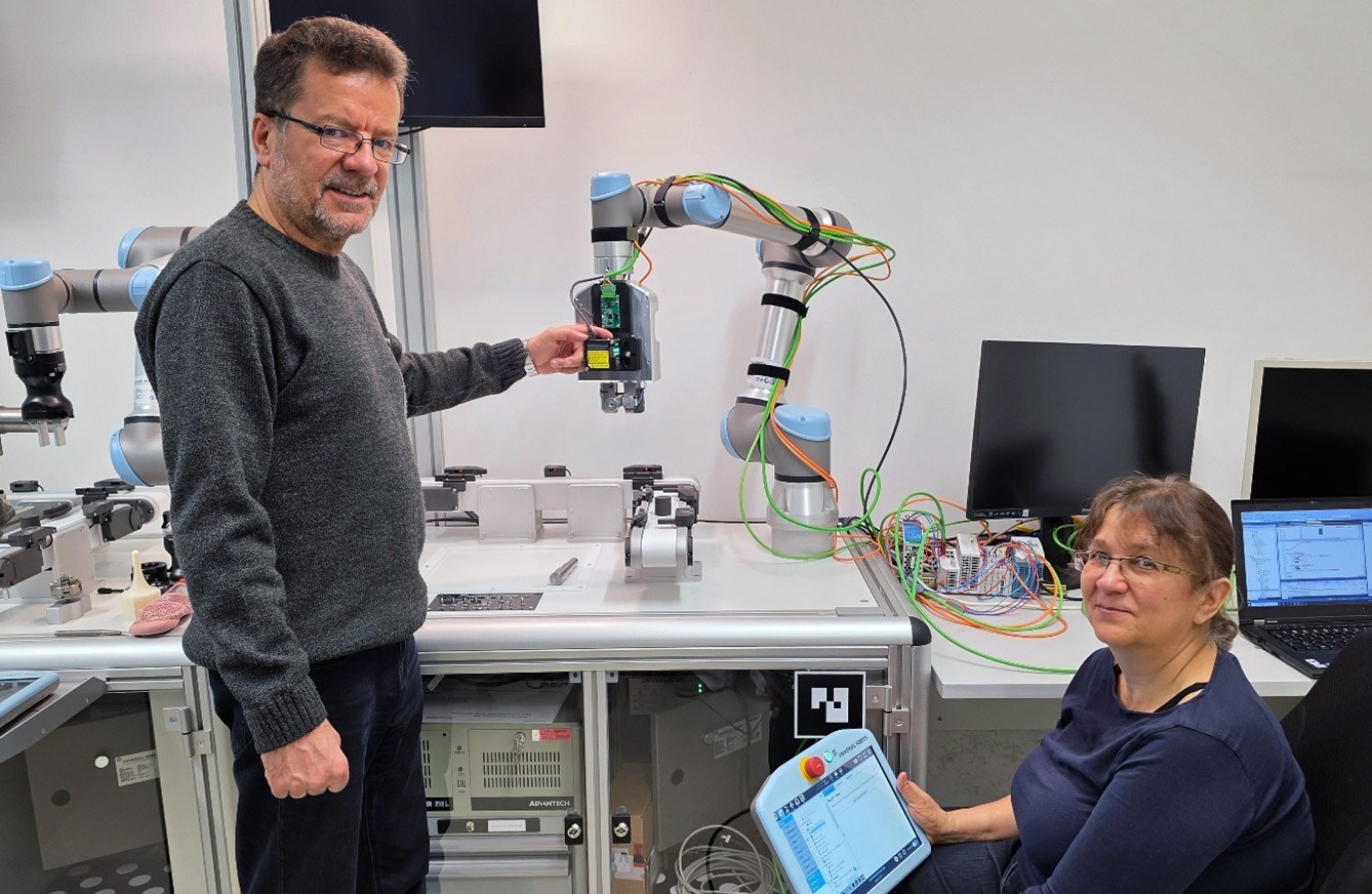Dr. Inz. Iwona Pajak und Dr. Inz. Grzegorz Pajak testen die Integration des entwickelten Greifsystems in eine Cobot-Steuerung im Chemnitzer Labor. Quelle: TU Chemnitz/Katja Klöden