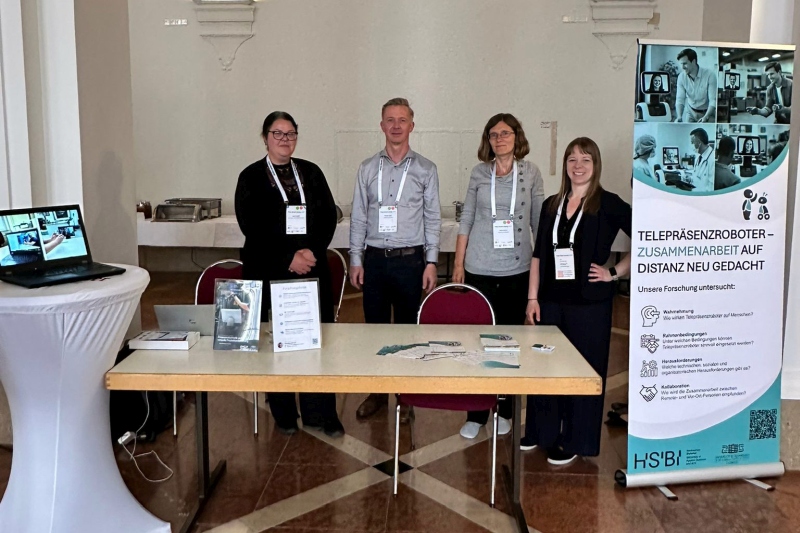 Informationsstand der Professur Produktionssysteme und -prozesse und der Professur Persönlichkeitspsychologie und Diagnostik (beide TU Chemnitz) und der Hochschule Bielefeld auf der Data Week Leipzig 2026 (v.l.n.r.: Dr. Sarah Mandl, Prof. Dr. Thomas Süße, Dr. Maria Kobert, Jennifer Brade). Quelle: TU Chemnitz