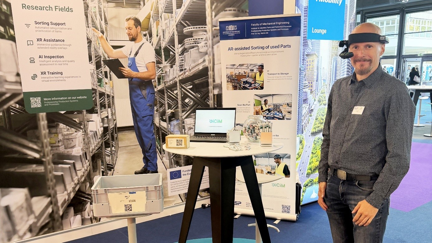 Wissenschaftler Sebastian Knopp testet die AR-Anwendung zum Sortieren von Autoteilen auf dem Messestand der Automechanika. Quelle: TU Chemnitz/Franziska Klimant